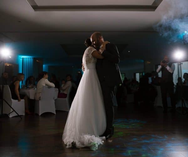couple heureux lors d'un mariage en Alsace couple heureux lors d'un mariage en Alsace